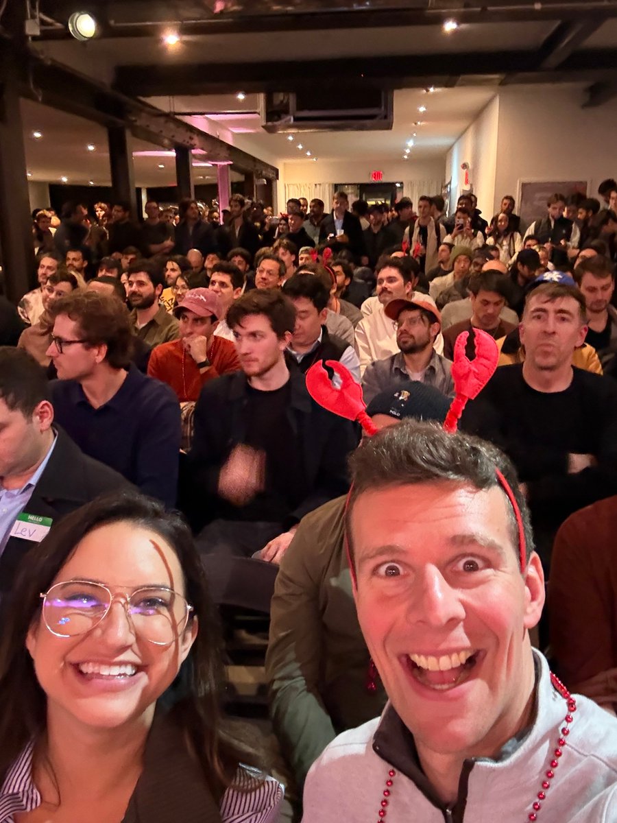 展示 AI 智能体在屏幕上交互的代码和聊天界面拼贴画,代表 Open Claw 聚会洞察