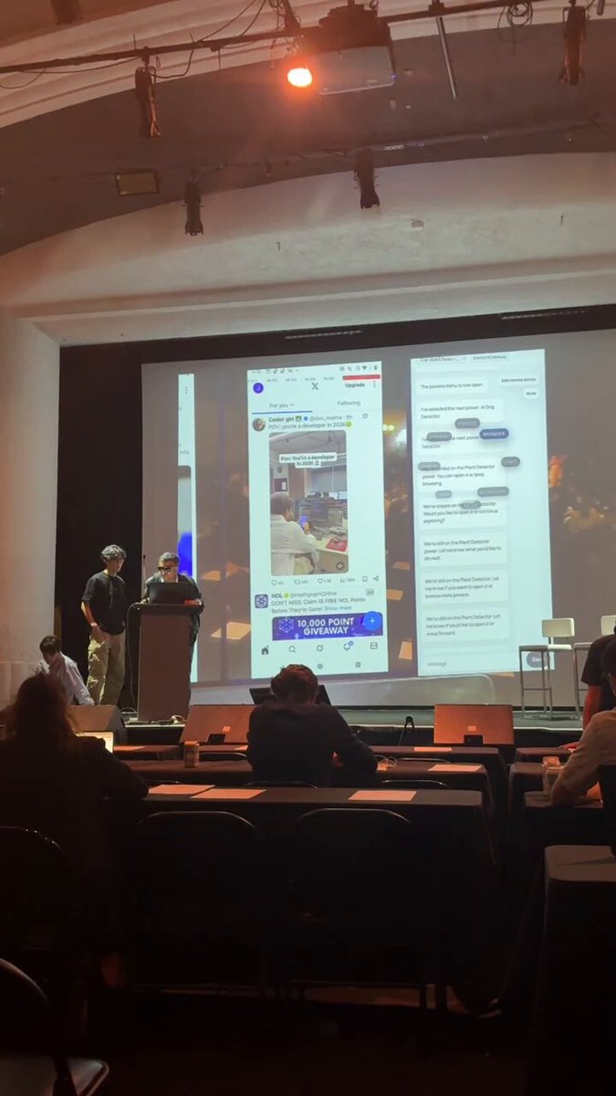 演讲者佩戴智能眼镜通过 OpenClaw 界面显示多路并行 X 动态