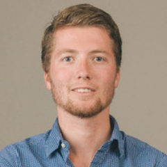 开发者在代码编辑器中使用 Hugging Face 库配置本地大语言模型部署设置