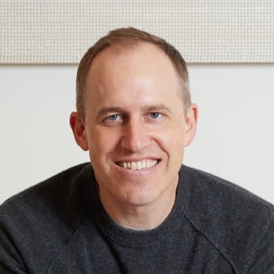 概念图展示开源操作系统架构中可组合模块被 AI 智能体界面重新排列组合