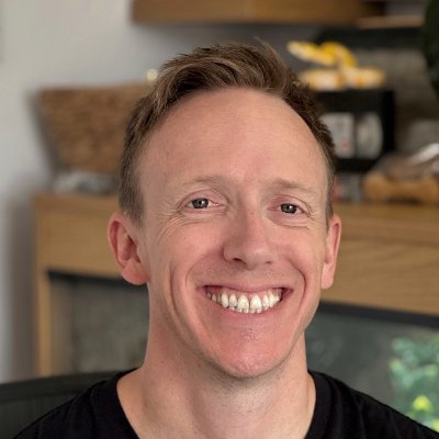 开发者在使用 Codex 5.3 进行代码编写和审查的工作场景